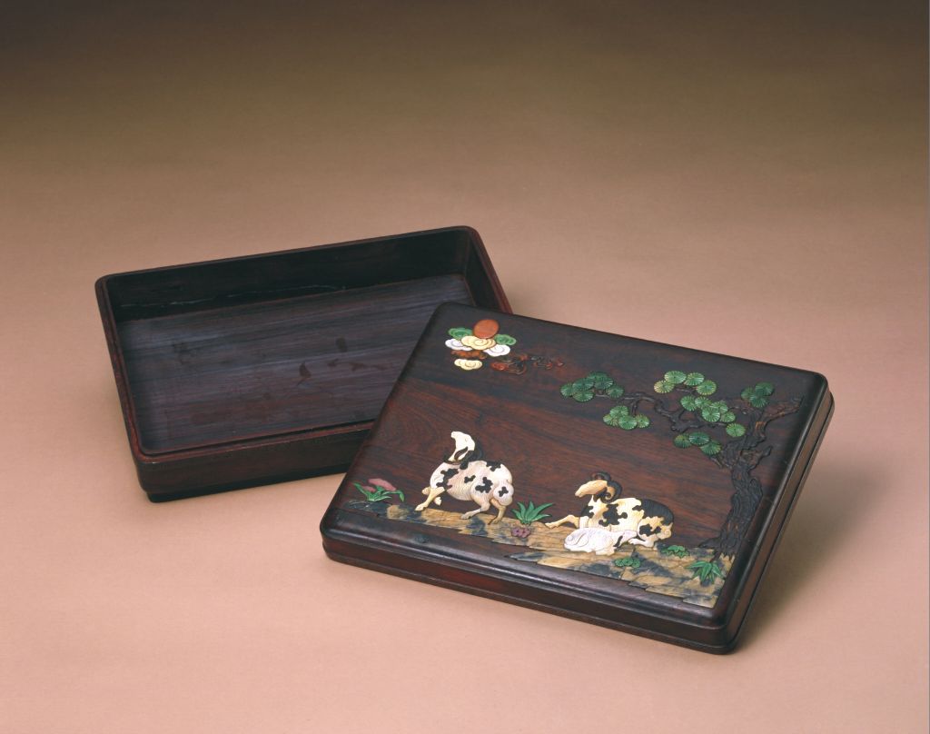 图片[1]-Red sandalwood treasure inlaid with pine sheep picture rectangular box-China Archive